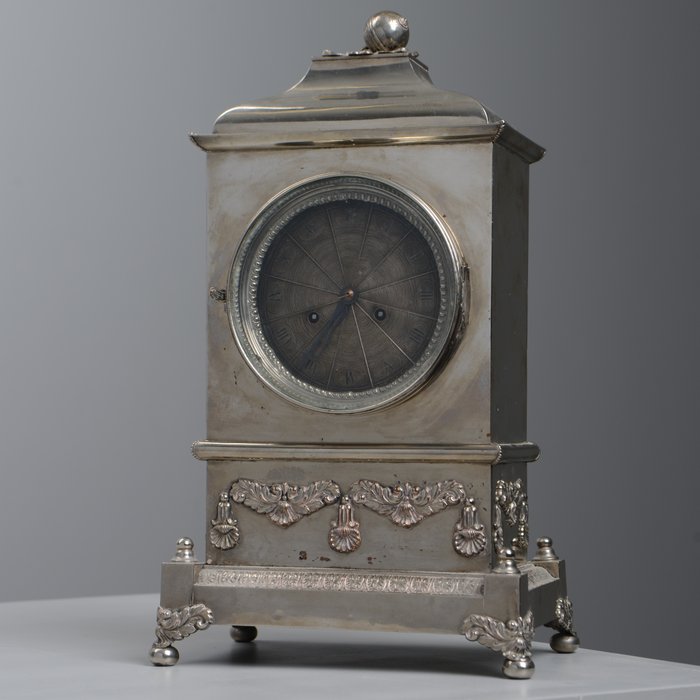 Une pendule de cheminée à répétition autrichienne empire / biedermeier avec suspension en soie - Ditmair (Vienna?) - Empire - Bronze argenté - 1825-1845