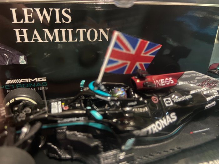 MiniChamps 1:43 - 模型車 - Mercedes AMG W12 - 出色地贏得英國大獎賽
