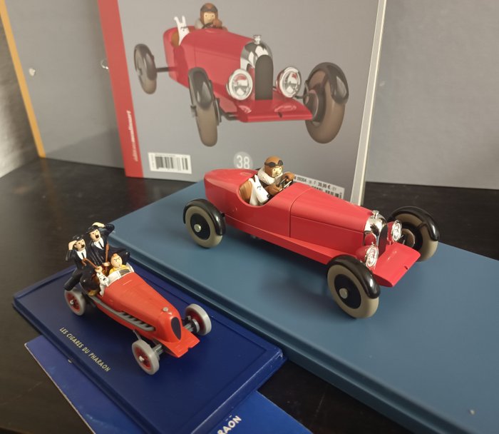 Tintin - 2 Modellautos – 1/24 + 1/43 – der rote Amilcar + roter Rennwagen - Moulinsart / Hachette / Atlas