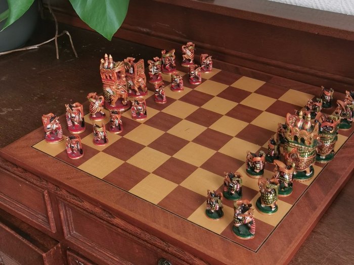 Jeu d'échecs avec des éléphants et des chevaux - Bois - Inde - 21e siècle