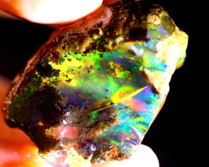 MUSEUM QUALITY - Rough Crystal Welo Opal "Colour in Darkness" - 56 carat - POC 0555 Rough Crystal Opal - Height: 12 mm - Width: 26 mm- 11.45 g