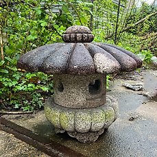 Tuinlantaarn 燈籠 (Tôrô) – Graniet – Nice 4-part hand-carved granite garden lantern. – Japan – Eerste helft van de 19e eeuw (Late Edo-periode)