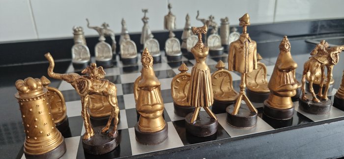 Juego de ajedrez - Ajedrez de colección de Lujo de Salvador Dalí - Aluminio, madera y polirresina con metal inyectado