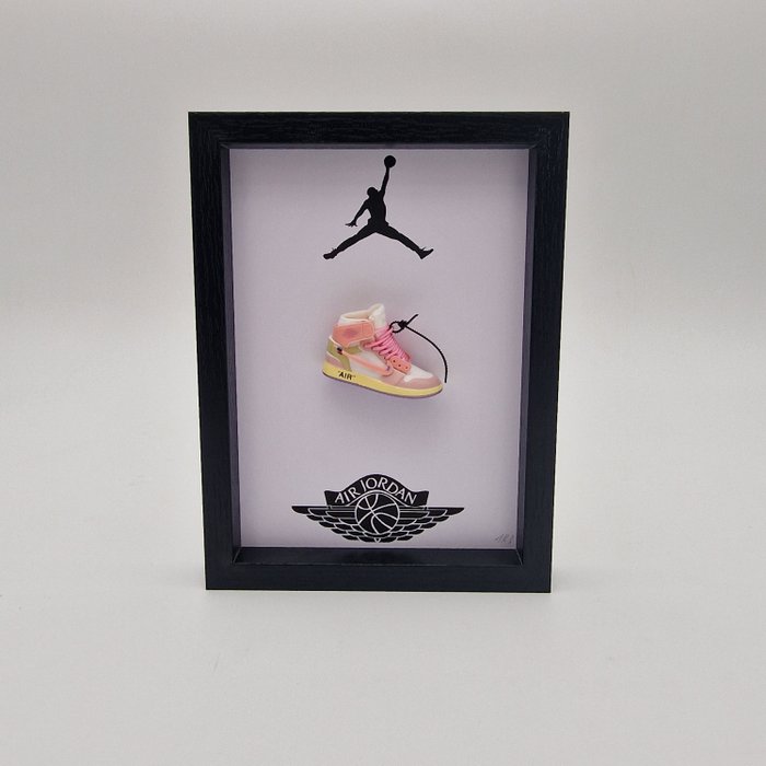 Ramme- Mini Sneaker " AF1 Air Jordan OFF-WHITE rosa " innrammet  - Tre