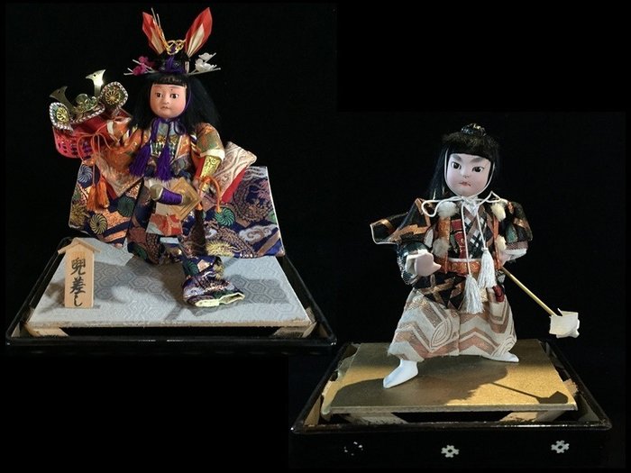Set of 2 / Japanese Vintage Doll Statue 兜差 Kabuto 侍 Samurai 弁慶 Benkei Man Kimono - Carta, Seta - Giappone  (Senza Prezzo di Riserva)