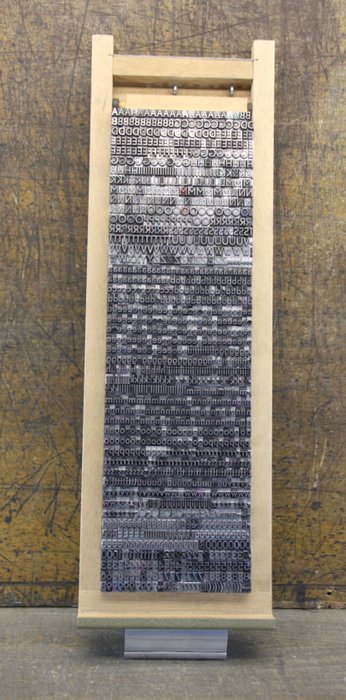 Ablage - Ein mit einem Alphabet „Nobel halbfett 20 Punkt“ gefüllter Typkasten mit Bleidruckbuchstaben aus