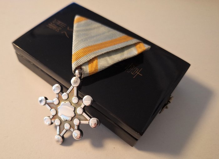 日本 - 陆军/步兵 - 奖章 - Order Of The Sacred Treasure 7th Class  with  silk ribbon and   lacuered  box with gold letters