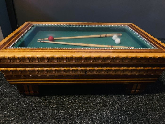 Jewellery box - Jewellery box - Wood carving with glass display case - billiard cues - Glass, Wood - Glass, Wood