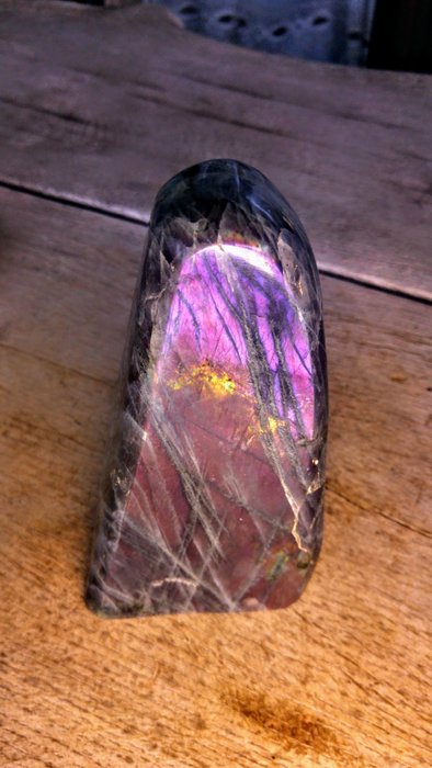 拉长石/中钙长石 罕见的紫色 - 紫罗兰色 - 金色 - 高度: 16 cm - 宽度: 9 cm- 1229 g