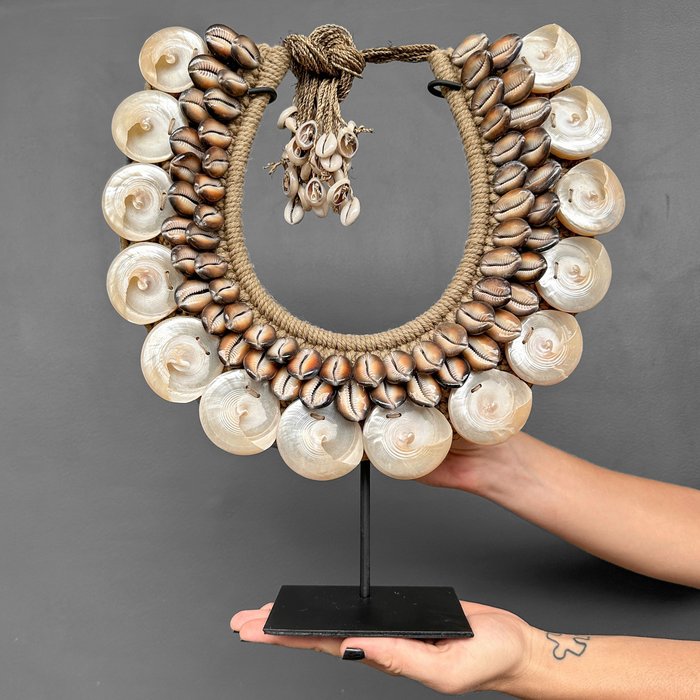 Dekorativ prydnad - NO RESERVE PRICE - SN20 - Decorative shell necklace on a custom stand - Indonesien 