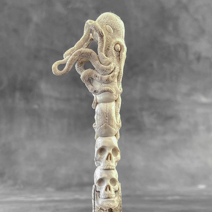 Schnitzerei, NO RESERVE PRICE - A stack of Human Skull and Octopus carving from a deer antler on a stand - 16 cm - Hirschgeweih, Holz - 2024