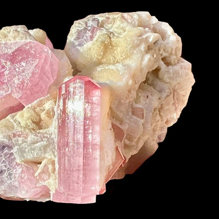 Elbaite groupe avec des cristaux jusqu'à 25 mm - Hauteur : 7 cm - Largeur : 5 cm- 140 g