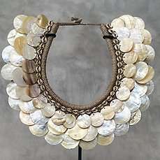 Decoratief ornament – NO RESERVE PRICE -SN19 – Decorative shell necklace on a custom stand – Indonesië
