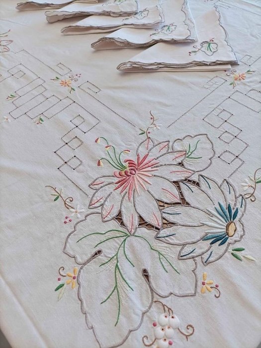 Magnifique grande serviette avec des fleurs de l'île de Madère parfaitement brodées à la main - Nappe (13)  - 255 cm - 175 cm