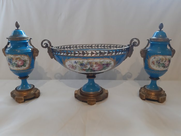 Paire d’urnes et coupe ovale dans le style de Sèvres - 餐桌中央装饰 (3)  - 瓷, 黄铜色