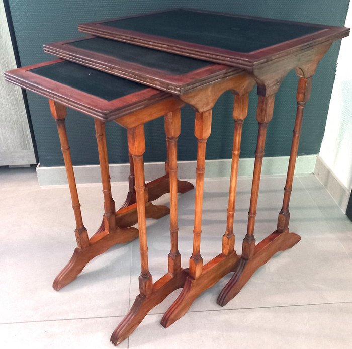 Tables gigognes (3) - Un triple nid de tables d'appoint en bois de rose du 19ème - Bois de rose