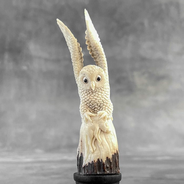 Intaglio, NO RESERVE PRICE - An Owl Carving from a deer antler on a stand - 14 cm - Corno di cervo, legno