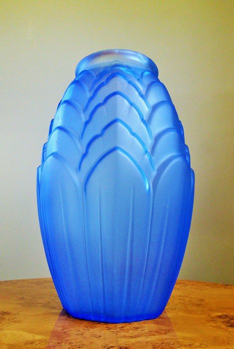 花瓶 -  藍色裝飾藝術花瓶，飾有浮雕棕櫚葉  - 玻璃