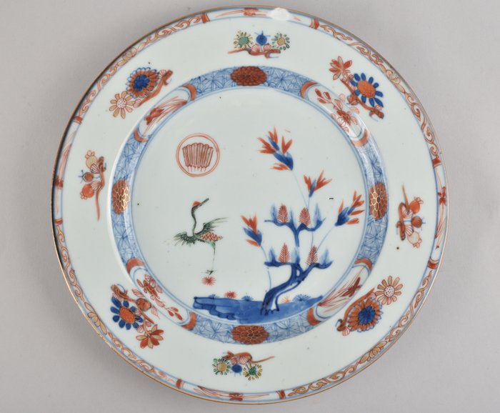 Plate - A FAMILLE-VERTE-IMARI PLATE DECORATED WITH A CRANE - Porcelain