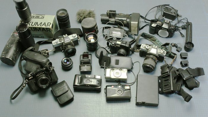 Canon, Leica, Minolta, Nikon, Olympus, Pentax, Takumar MYSTERY BOX | Vol met camera's, lenzen en flitsers van bekende merken Analóg fényképezőgép