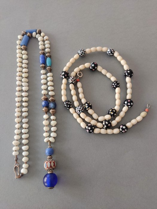 Ketju - Kaksi helmikaulakorua, jotka sisältävät kauppahelmiä: chevron-helmiä, dogon-helmiä ja skunk-helmiä - Afrikka  (Ei pohjahintaa)