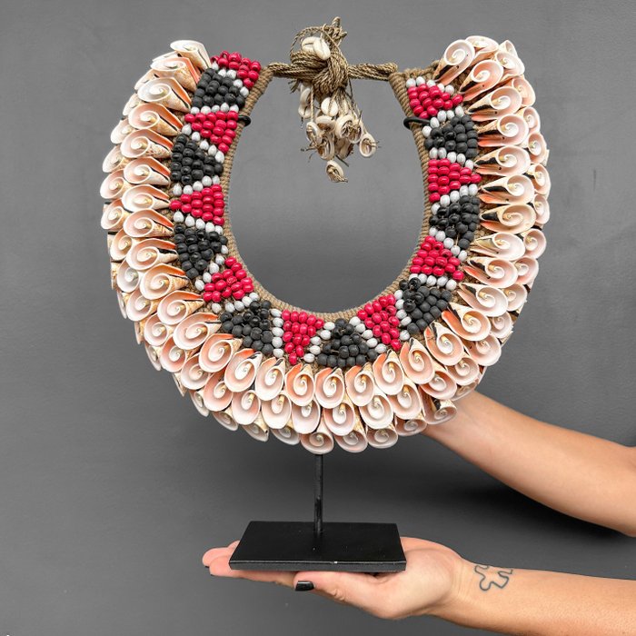 Ornamento decorativo - NO RESERVE PRICE - SN2 - Decorative Shell Necklace on a Custom Stand - Indonesia 