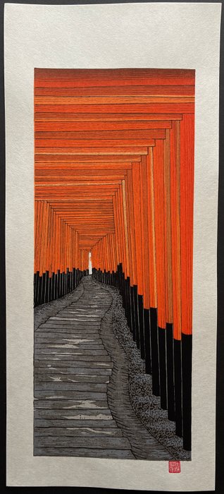 Grabado en madera original, publicado por Unsodo. - Papel - Teruhide Kato (1936-2005) - The 1000 Torii at Kyoto's Fushima Inari Shrine - Japón - Período Reiwa (2019 - presente)