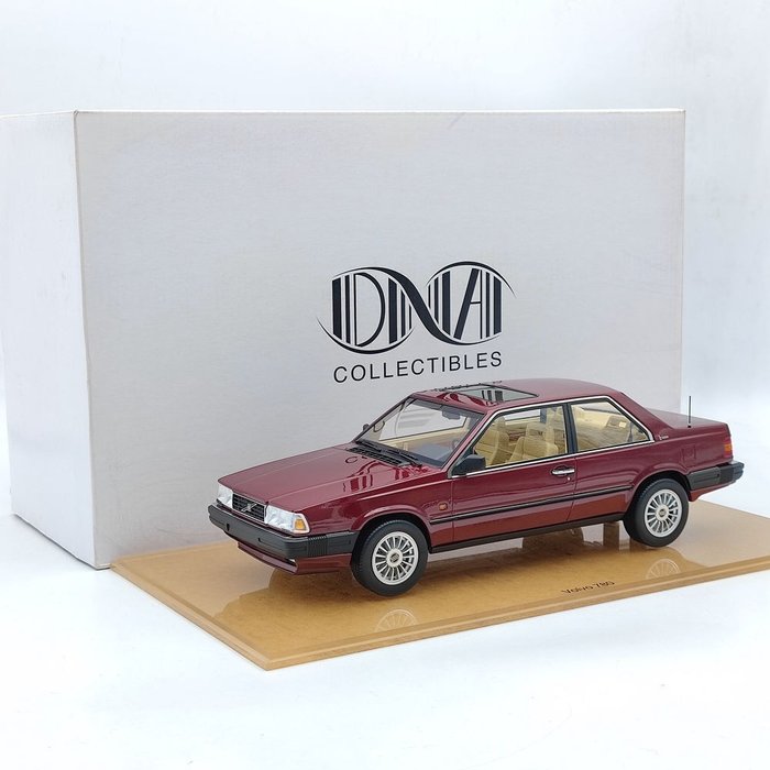 DNA Collectibles 1:18 - Modelbil - DNA Collectibles Volvo 780 Bertone Coupe - 1986 - Rood metallic - Begrænset udgave!