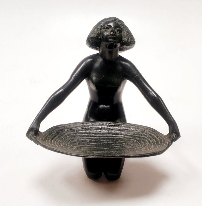 LAPLAGNE Guillaume (1870-1927) - Sculpture, Vide-poche Nubienne ou Egyptienne à genoux au panier d'osier - 14.5 cm - Bronze?
