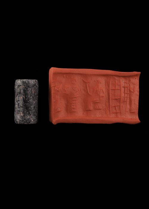 Reich von Akkad Grauer Kalkstein Rollsiegel mit menschlichen Figuren und stilisiertem Text