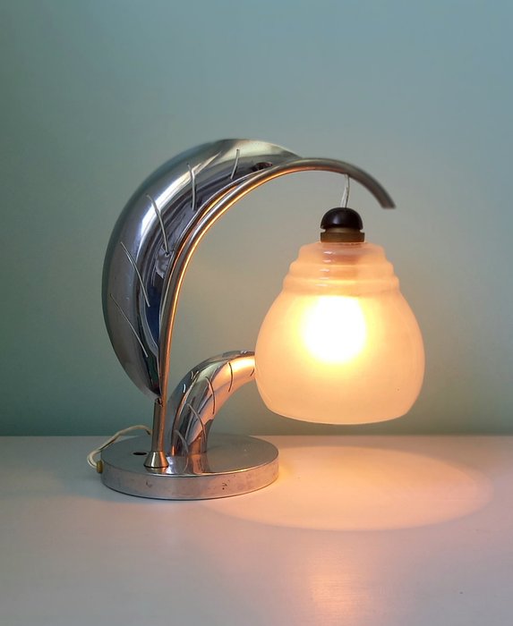 Bordslampa - Art Deco stil - Kromad metall och opalinglas