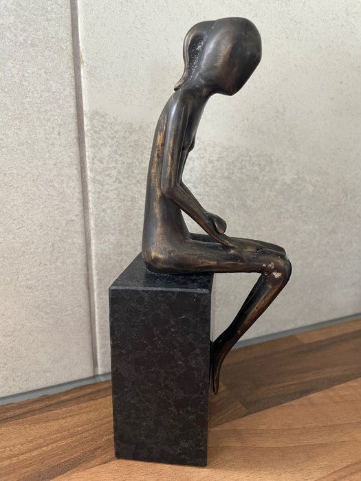 Figurine - Bronzen vrouw op marmeren voet - Bronze