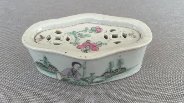 Caja y tapa de una rosa de la familia China Republic. - Porcelana - China - Periodo de la República (1912- 1949)