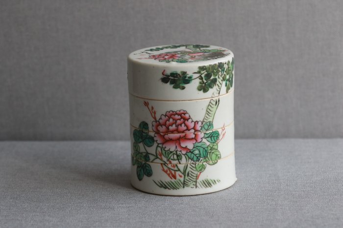 Czterowarstwowe pudełko i okładka z chińskiej róży rodzinnej, koniec XIX wieku - Porcelana - Chiny - Republic period (1912-1949)