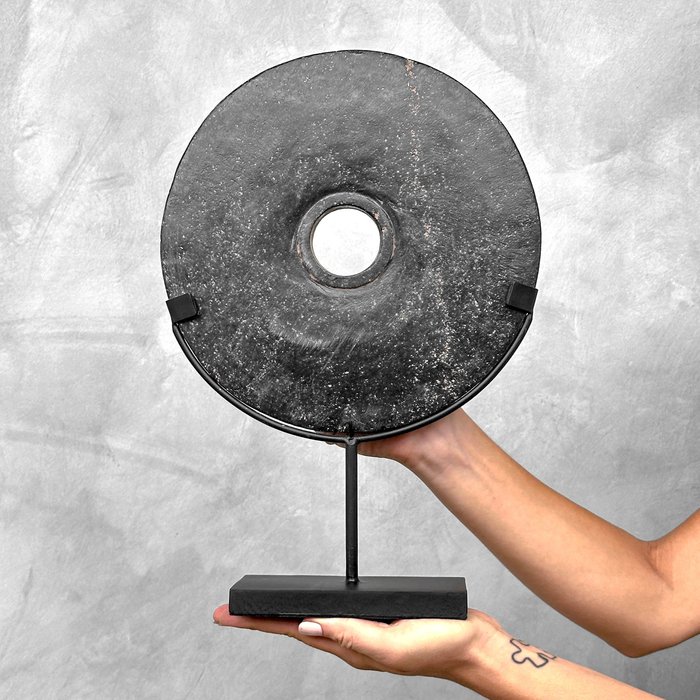 Zierornament - NO RESERVE PRICE - Decorative Stone disc on a custom stand - Lava Stone - Indonesien 