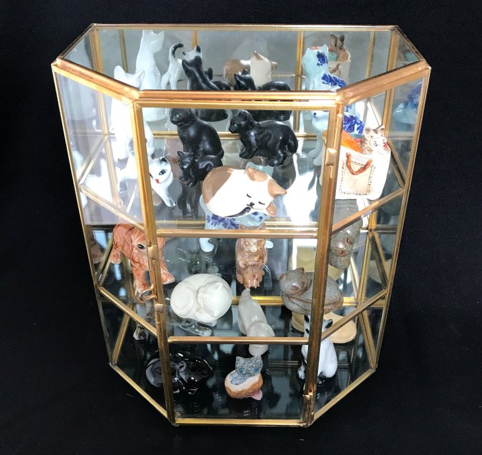 Vitrine (21) - Petite vitrine vintage avec chattes - verre, métal, porcelaine, faïence