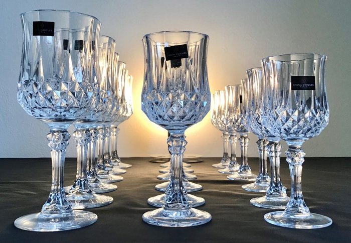 Cristal D’Arques - Paris - Weinglas - Longchamps - 18 Weingläser/Partygläser auf Sockel mit Rautenmuster