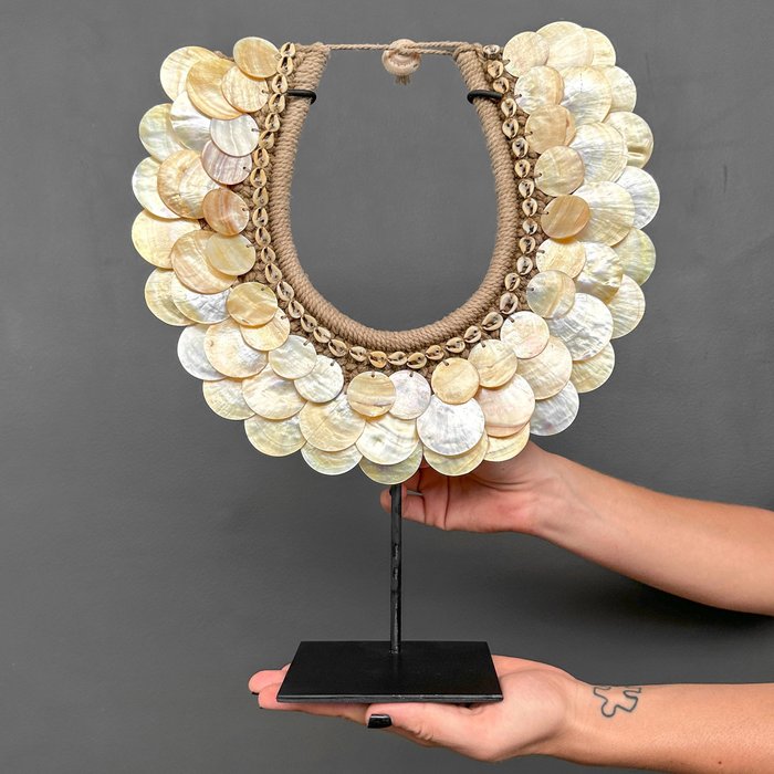 裝飾飾物 - NO RESERVE PRICE - SN19 - Decorative Shell necklace on custom stand - - 印度尼西亞 