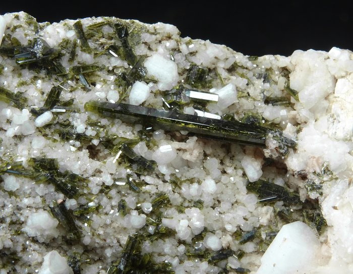 綠簾石,長石 -- 基質上的晶體 - 高度: 15 cm - 闊度: 8.5 cm- 1050 g