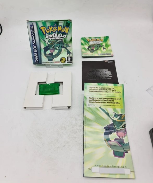 Extremely Rare Nintendo Game Boy Advance Pokemon Emerald Version First edition EUR - Nintendo Gameboy, boxed with game, Inlay, box protector and manual, UNSCRATCHED VIP CARD - Videospiel - In Originalverpackung