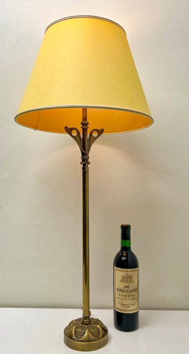 Asztali lámpa - Magas elegáns asztali lámpa, lakkozott sárgaréz