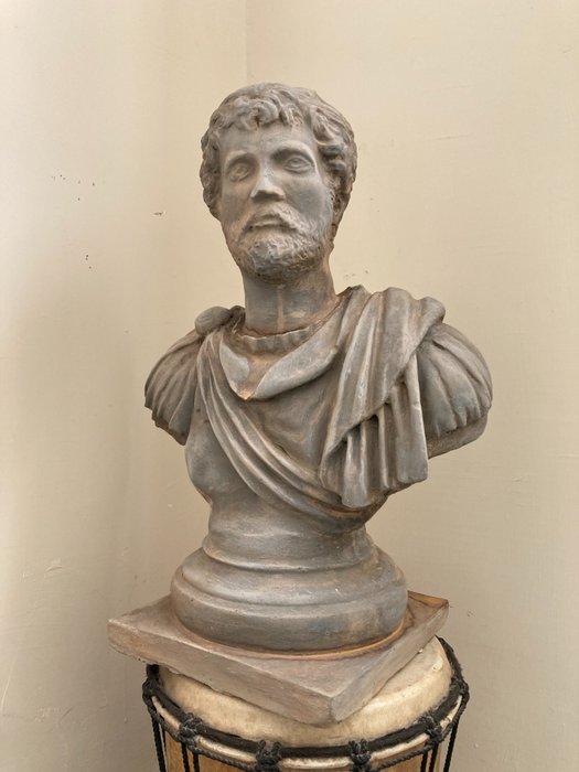 Sculpture, Busto imperatore Adriano - 41 cm - Pierre de fonte