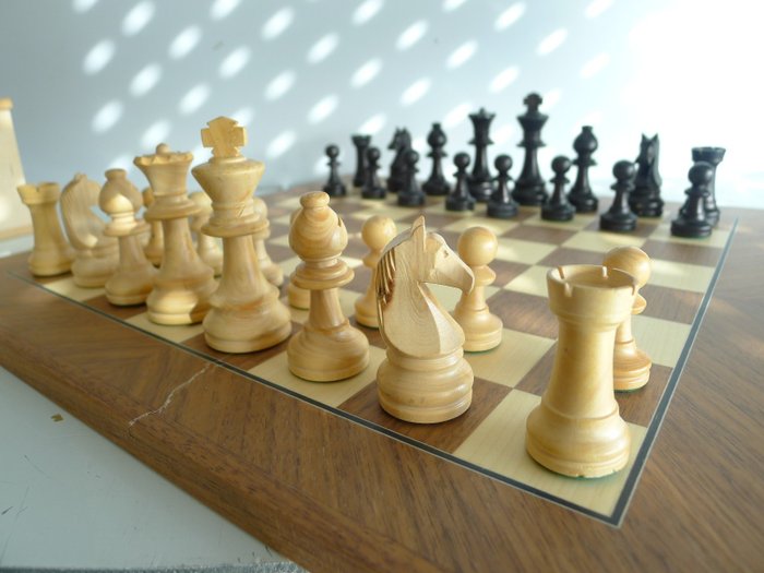 Chavet échiquier et jeu d'échecs plombé et feutré pondéré signé- - Schachspiel - Buchsbaum naturbelassen und schwarz gefärbt