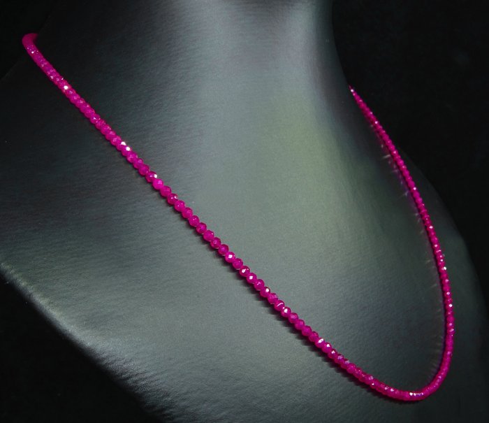 Luonnolliset fasetoidut rubiinit -- Kaulakoru hopealla- 5.35 g