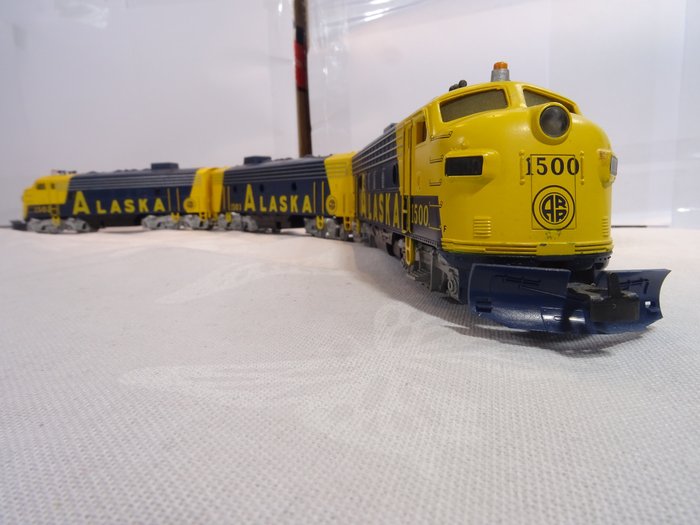Märklin H0 - 3462 - Diesellokomotive (1) - GM EMD F7 dreiteilig mit 2 Motoren und 2 ESU Decoder Aufschrift - Alaska Railroad