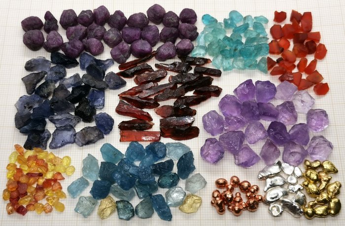 Iolithe, Aquamarine, Saphire, Rubine, Amethyste, Granate, Apatite, Karneole, Kupfer, Messing, Steine – Kristalle – Granulat- 112.2 g - (250)