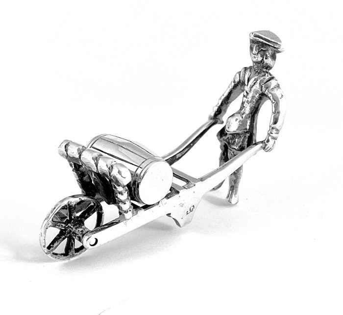 Antieke handgemaakte miniatuur kruier met kruiwagen en wijnvat - 微型雕像 - 银