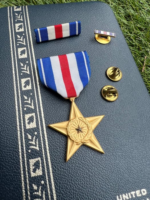 美国 - 奖章 - Vietnam War Silver Star in box + ribbon bar + pin - Airborne - Ranger - Gallantry Heroism
