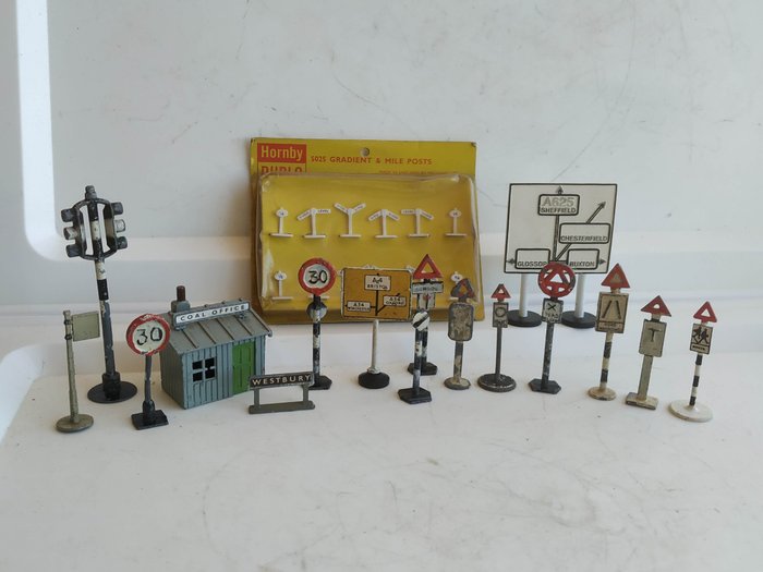 Dinky Toys, Hornby, Wardie Wee World Toys, Timpo Toys, Crescent Toys 1:48 - 模型車 - Pre-War First Issue Hornby-Dublo "Gradient & Road Signs" no. 5025 & Verzameling diverse merken 15 x - 1938/'40 和 Wardie Wee 世界玩具「COAL」辦公室編號 122 - 1950/'54