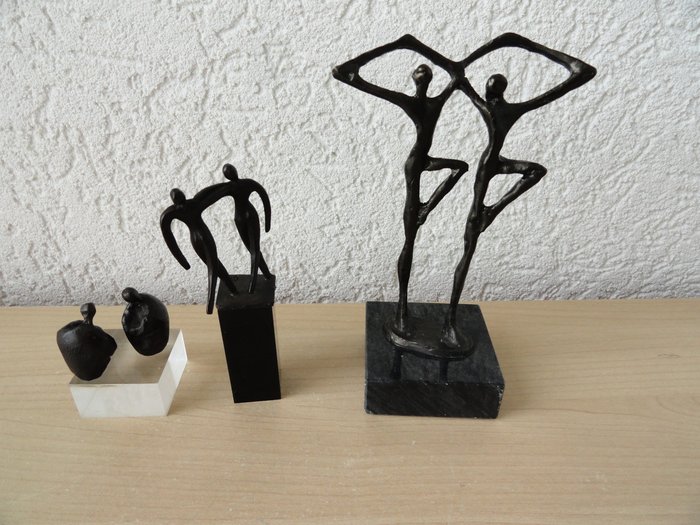Artihove - Corry Ammerlaan - Sculptură, BINDING, Schouder aan Schouder, Met elkaar in Gesprek, - 15 cm - Aliaj/bronzat